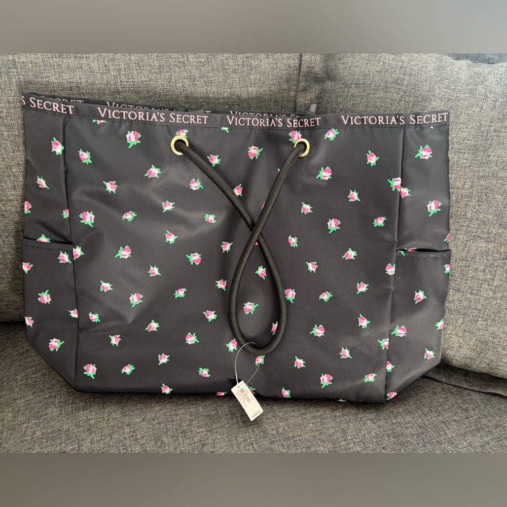 🌸 Victoria's Secret Black and Pink Flower Pattern Tote NWT. 🌸